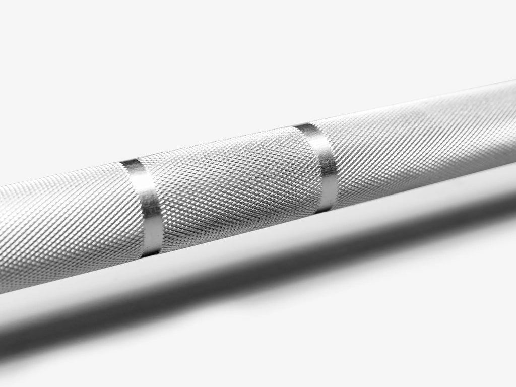 Close-up of LUXIAOJUN E1 men’s training bar knurling for secure grip and consistent hand feel