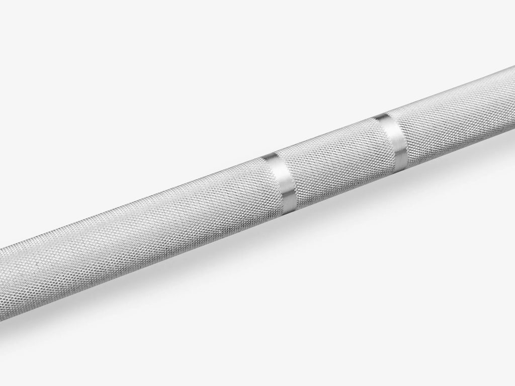 Detailed view of the E1 Training Bar Women’s Hard Chrome knurling designed for controlled grip and comfort.